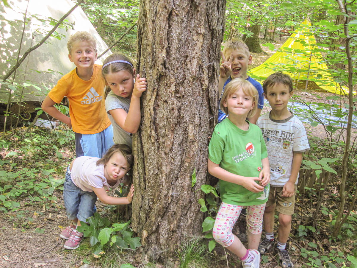 Kindergruppe beim Baum